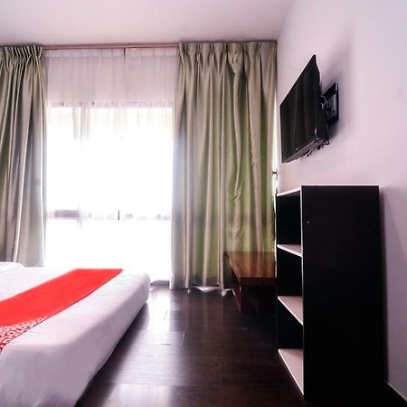 Oyo 1119 Memoire Express Hotel 古晋 外观 照片
