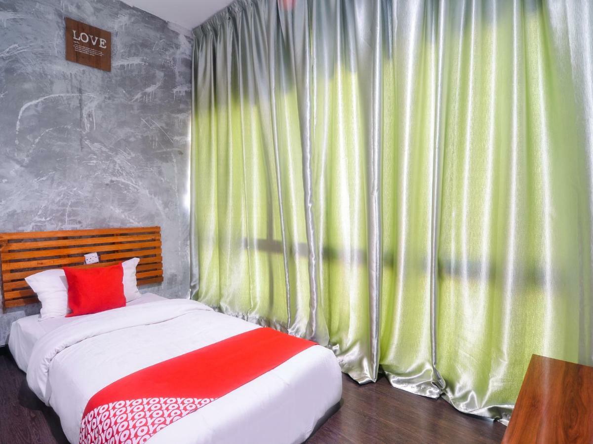 Oyo 1119 Memoire Express Hotel 古晋 外观 照片